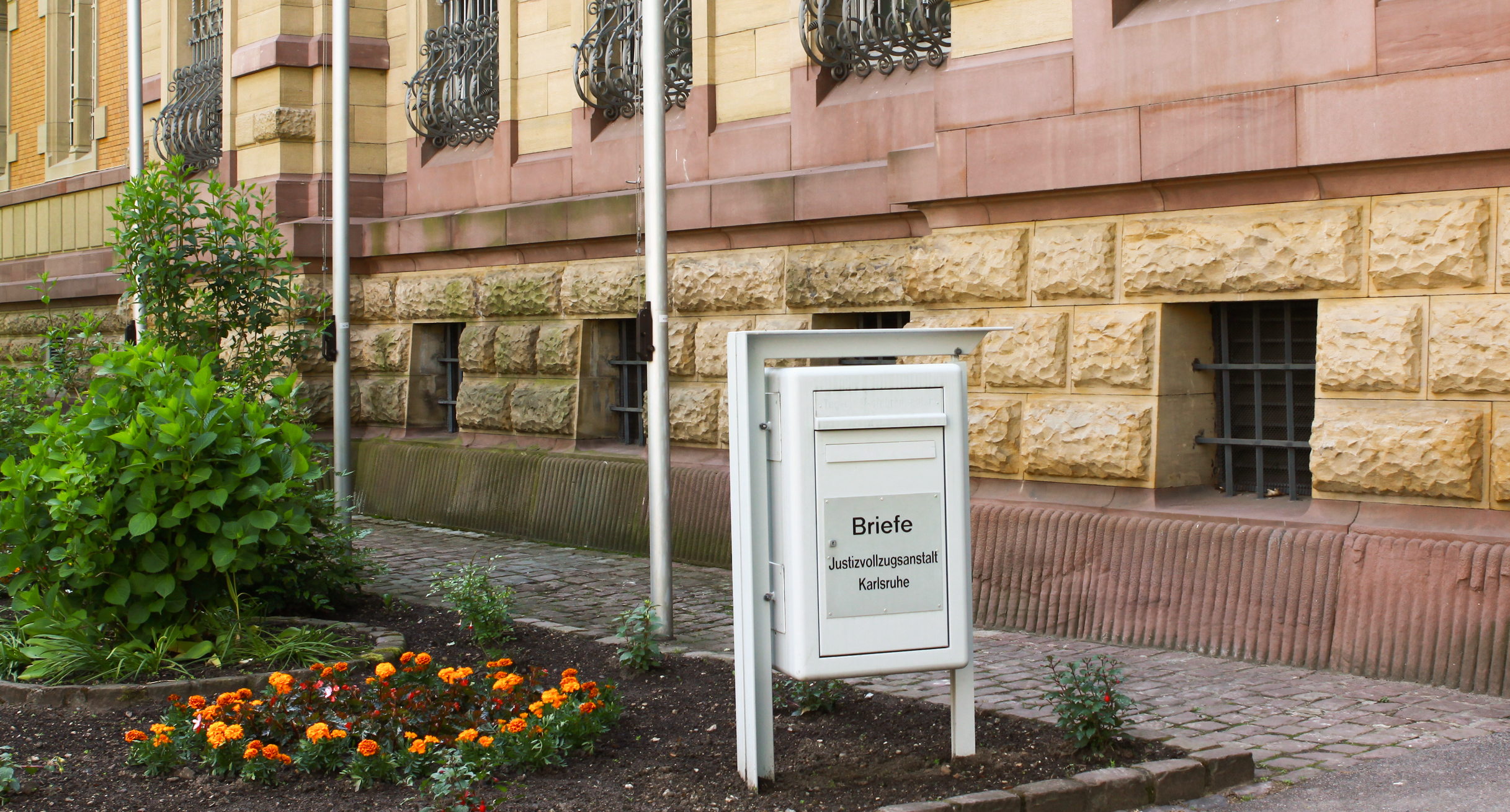 Briefkasten vor der Hauptanstalt Karlsruhe