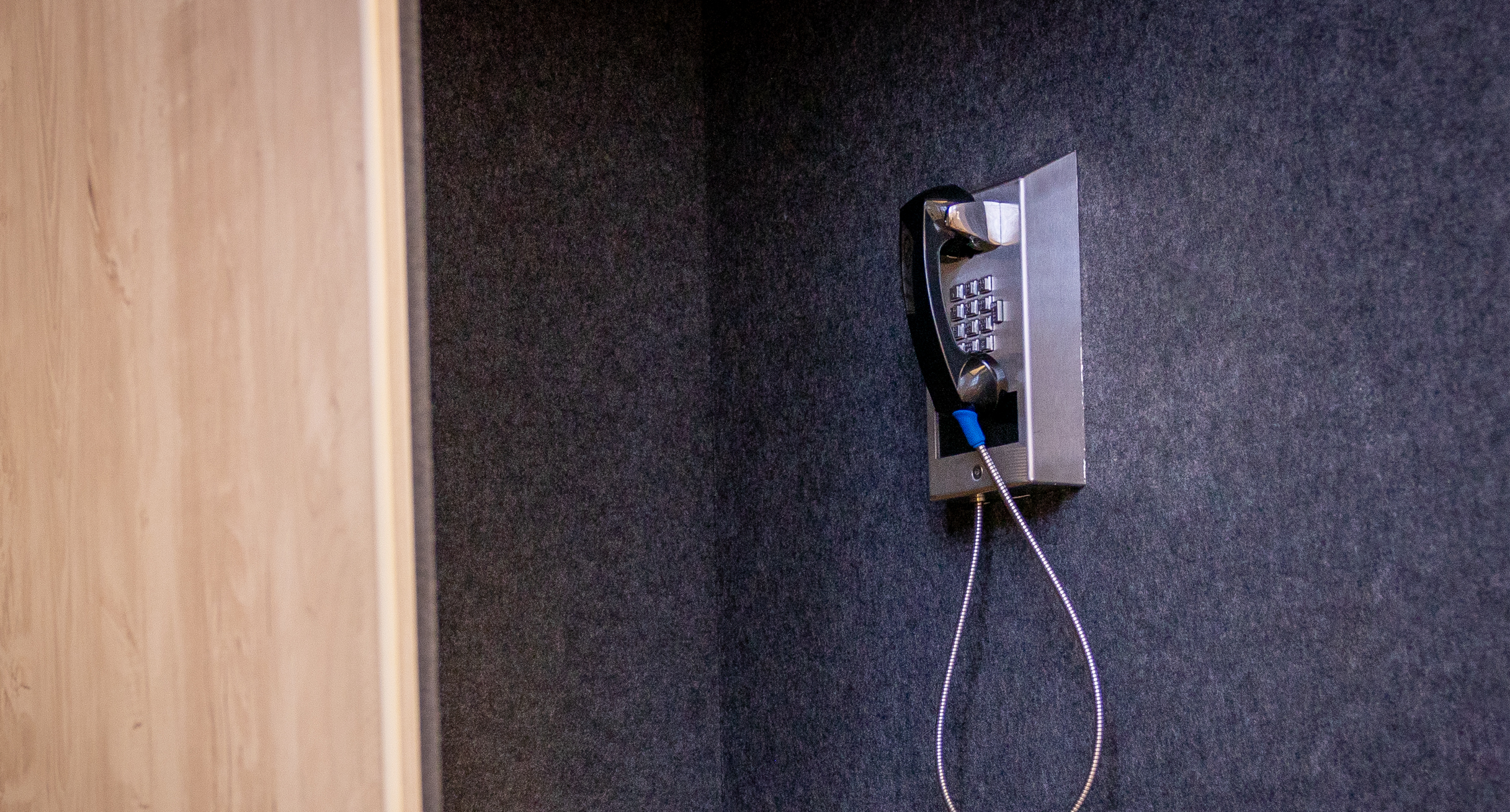 Telefonzelle der Justizvollzugsanstalt Karlsruhe