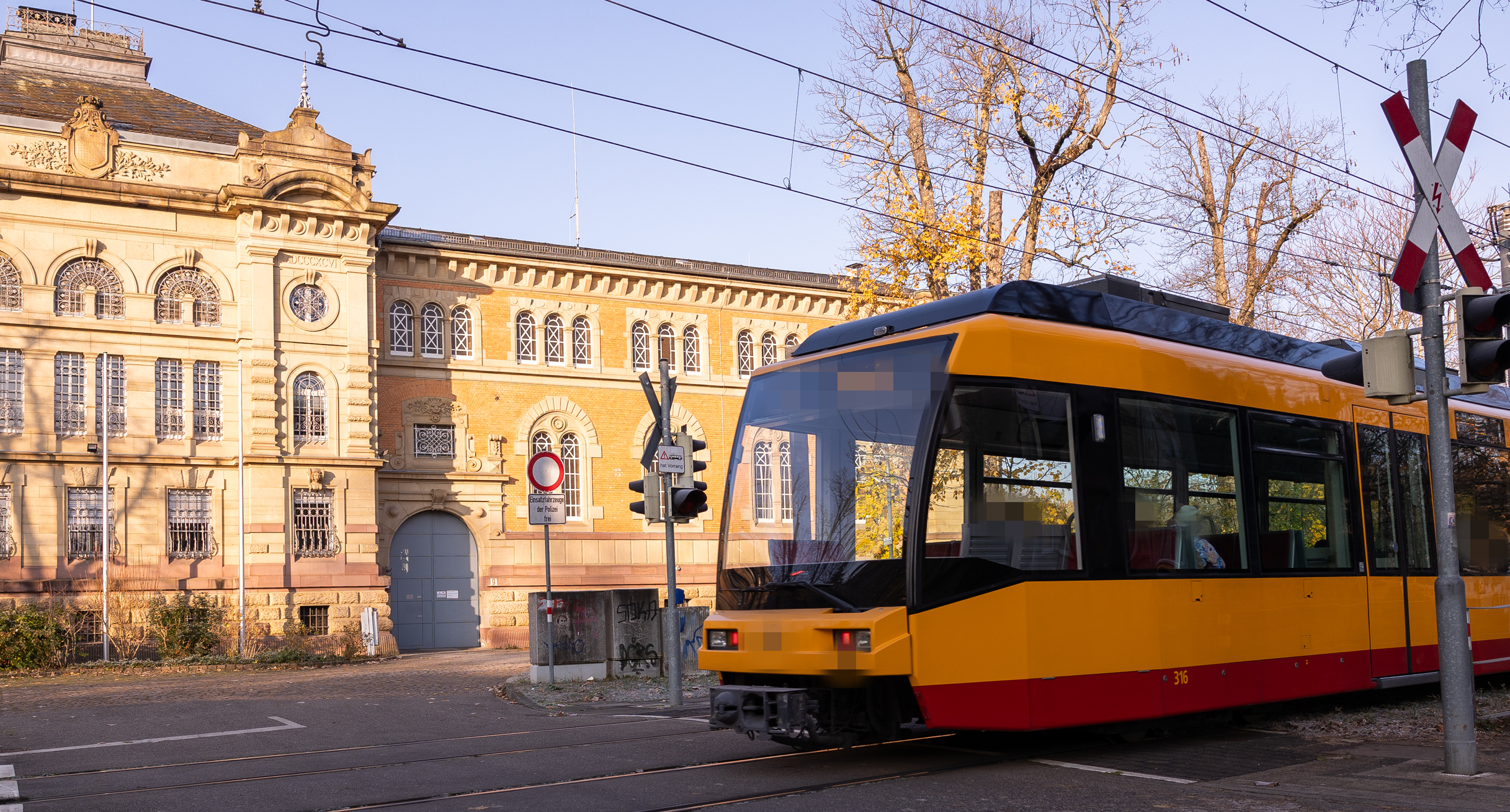Einfahrtsbereich der Justizvollzugsanstalt