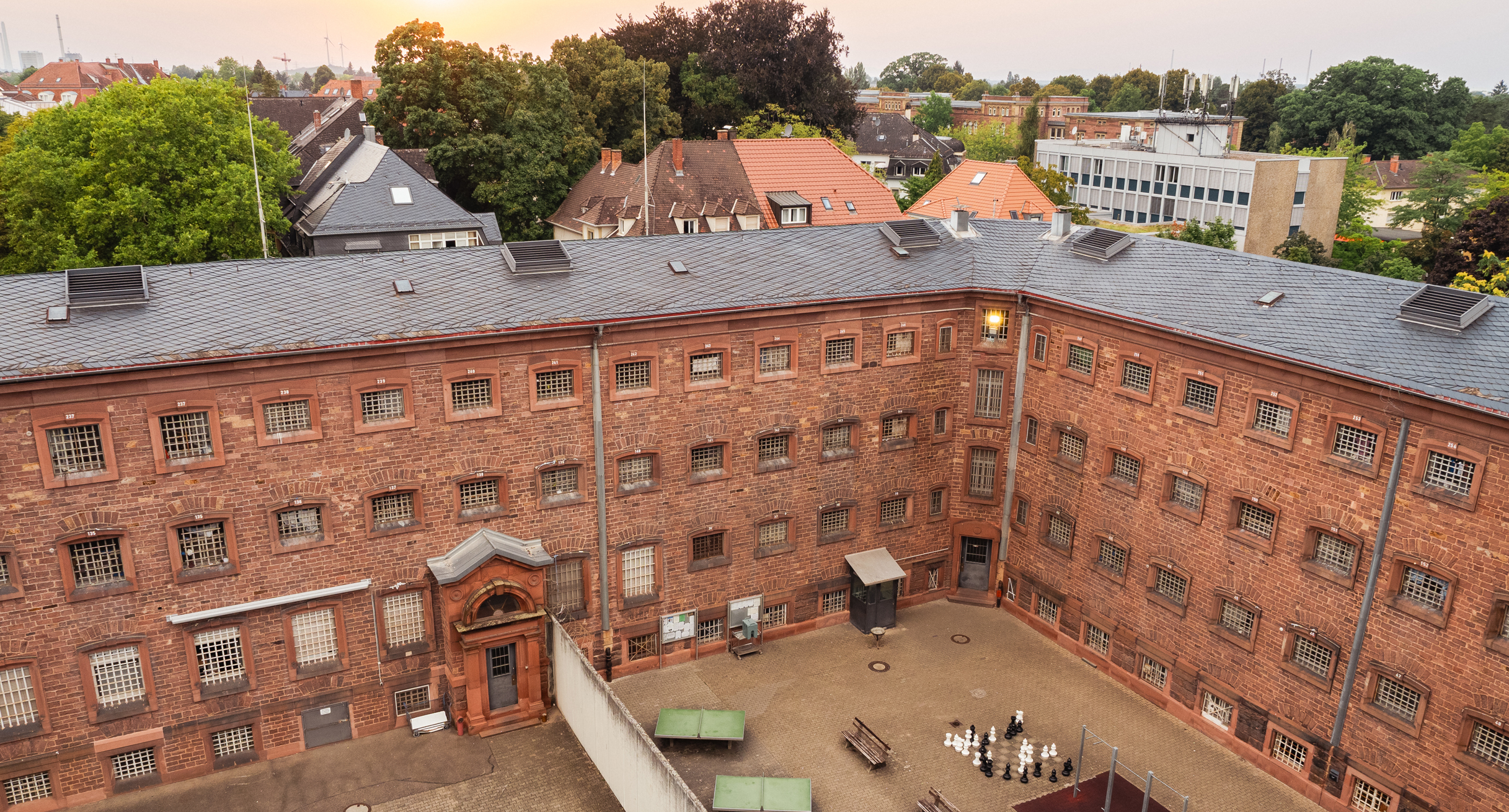 Der Innenhof der Justizvollzugsanstalt